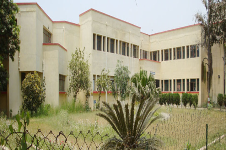 https://cache.careers360.mobi/media/colleges/social-media/media-gallery/12011/2019/2/28/Side view of Government Girls Polytechnic Lucknow_Campus-view.jpg
